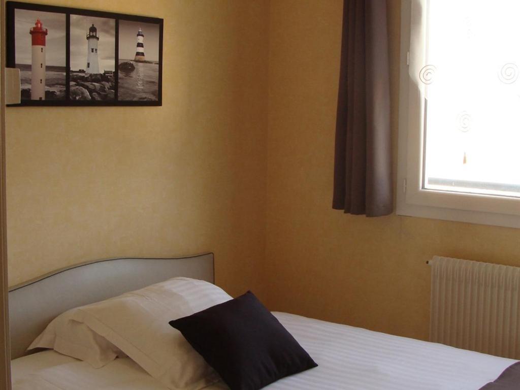 Hotel Le Flaubert Fougères Kamer foto