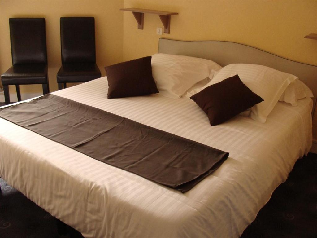 Hotel Le Flaubert Fougères Kamer foto