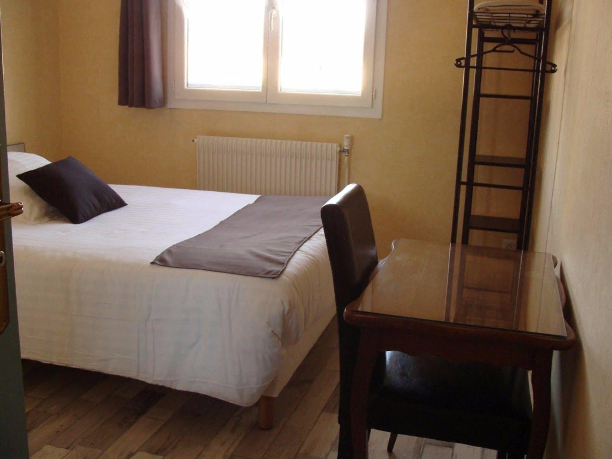 Hotel Le Flaubert Fougères Buitenkant foto