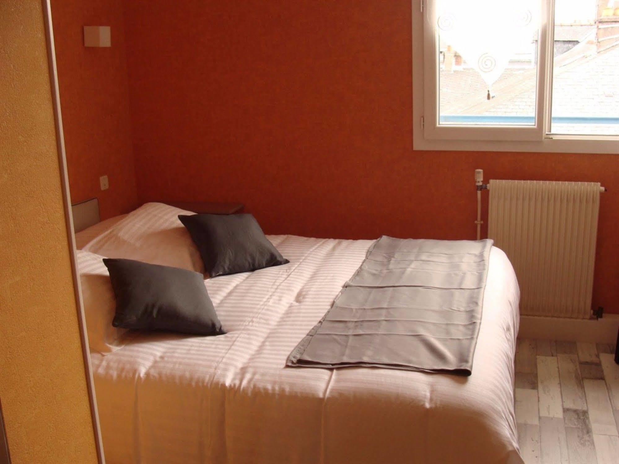 Hotel Le Flaubert Fougères Buitenkant foto