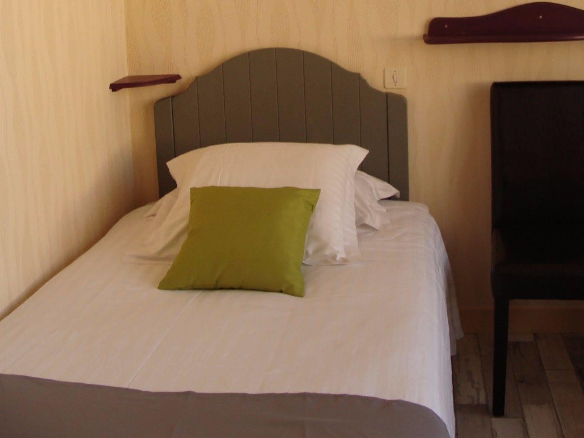Hotel Le Flaubert Fougères Buitenkant foto
