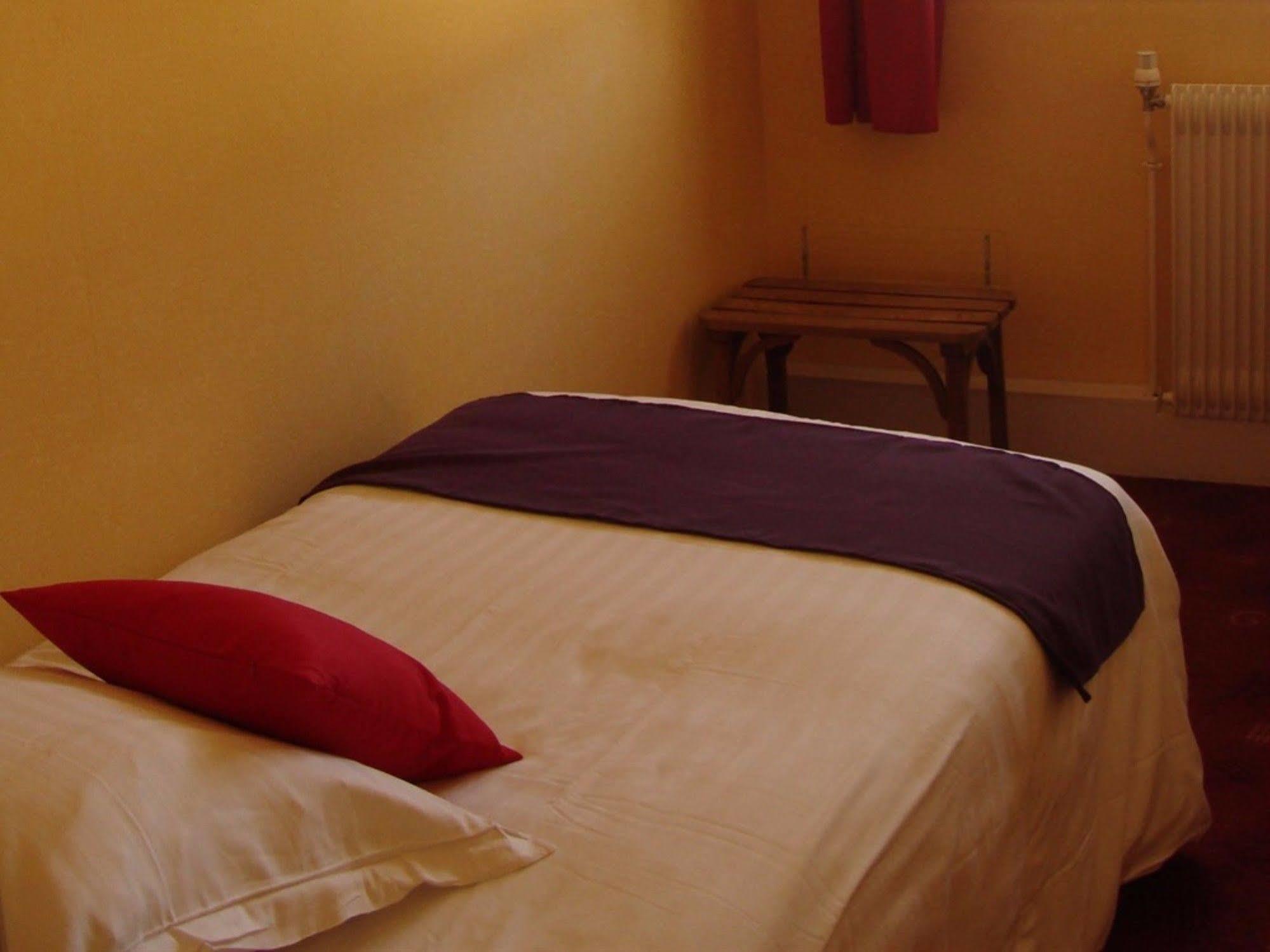 Hotel Le Flaubert Fougères Buitenkant foto